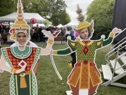 Makiety z głowamy uczniów