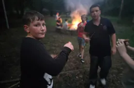 10 Wychowankowie przy ognisku 10
