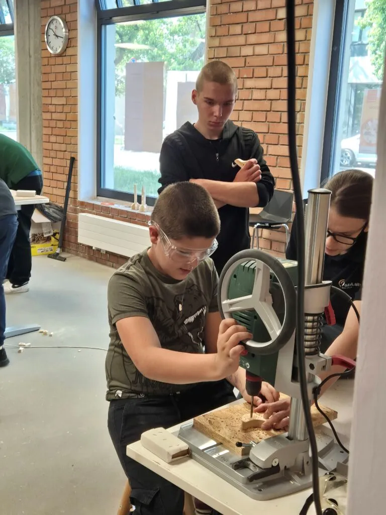 Zajęcia stolarskie w FabLab