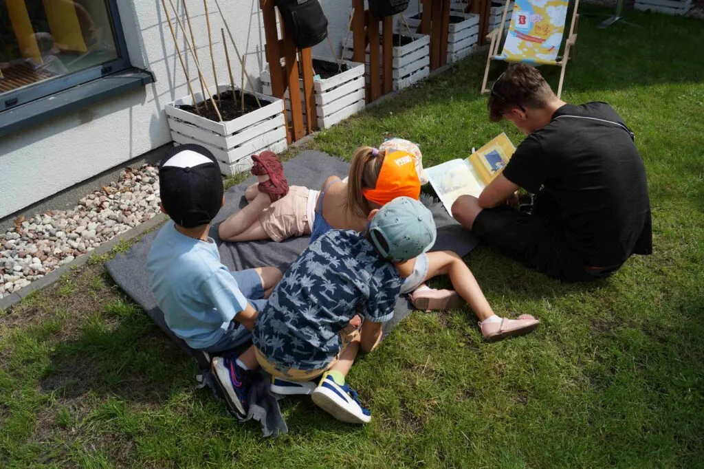 Czytanie na trawie