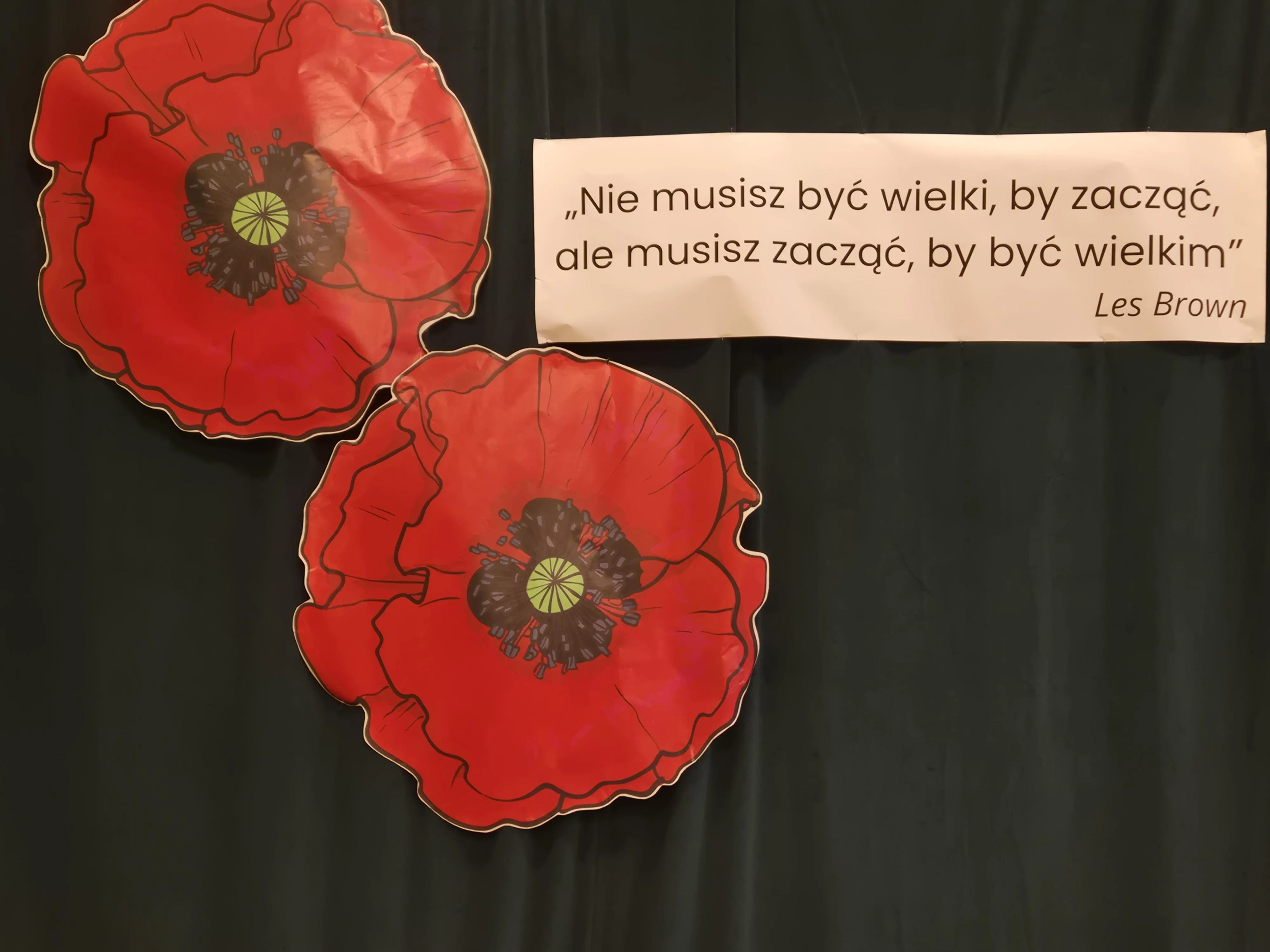 Napis na dekoracji: "Nie musisz być wielki, by zacząć, ale musisz zacząć, by być wielkim".