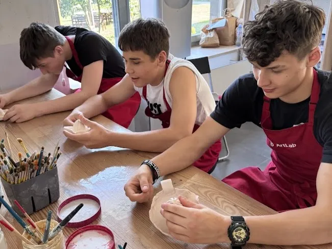 Warsztaty ceramiczne - chłopcy wykonuja pracę