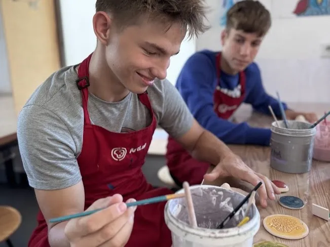 Warsztaty ceramiczne - chłopcy wykonuja pracę