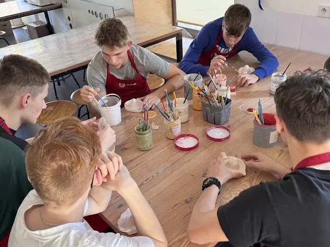 Warsztaty ceramiczne - chłopcy wykonuja pracę