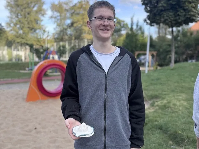 Warsztaty ceramiczne - uczeń przedstawia swoją pracę