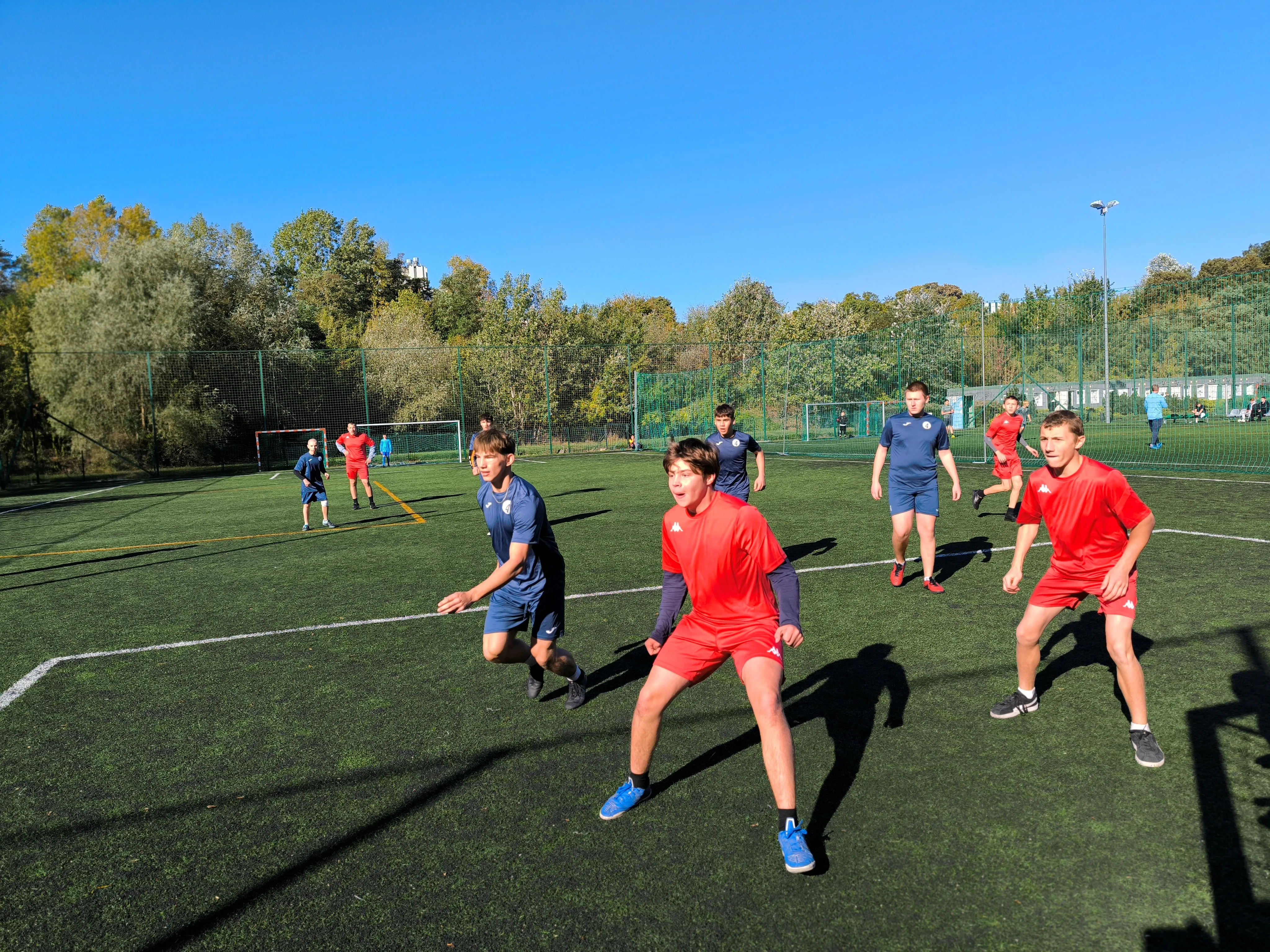 Zacięta gra na boisku w piłkę nożną