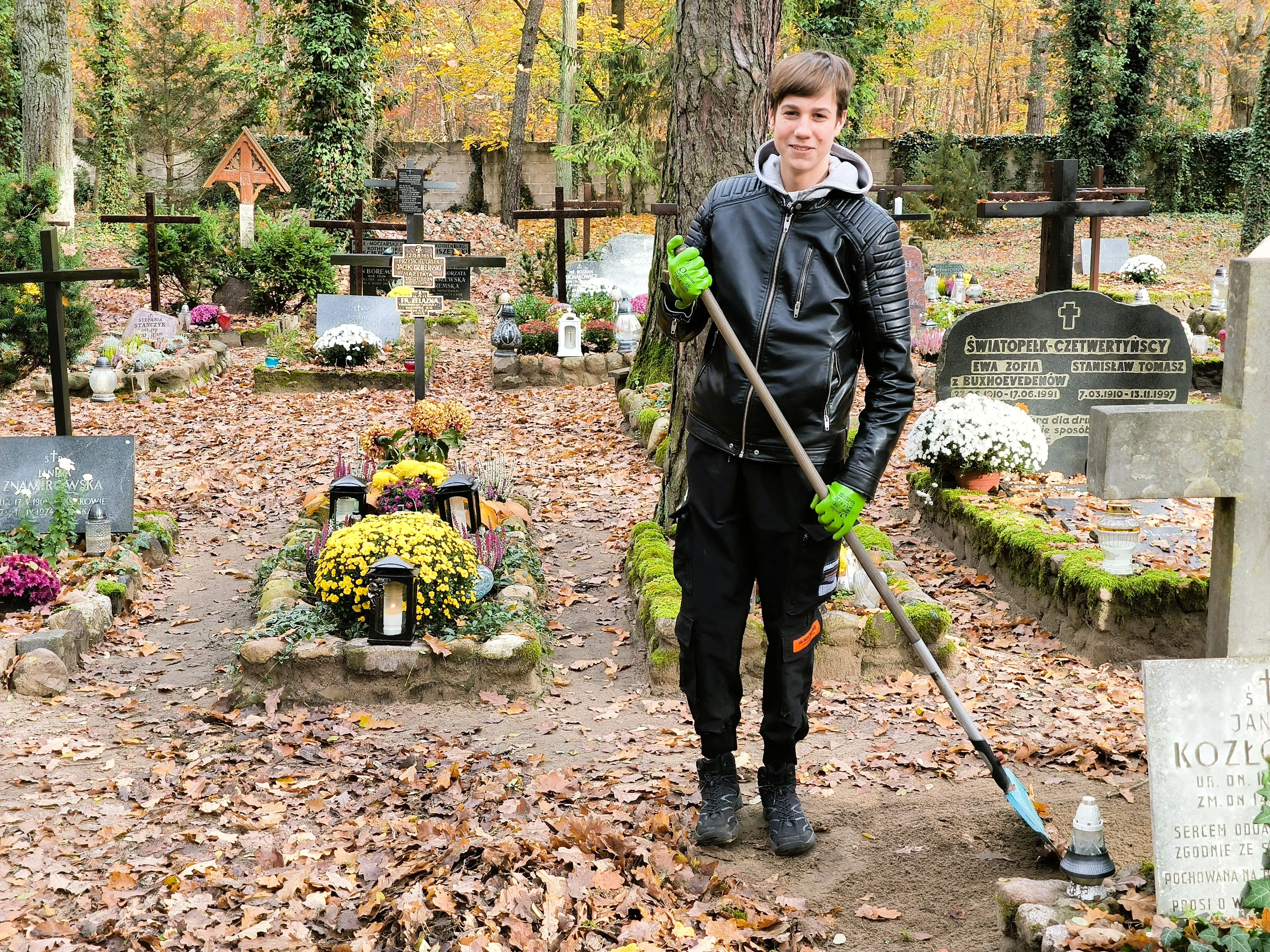 Sprzątanie cmentarza