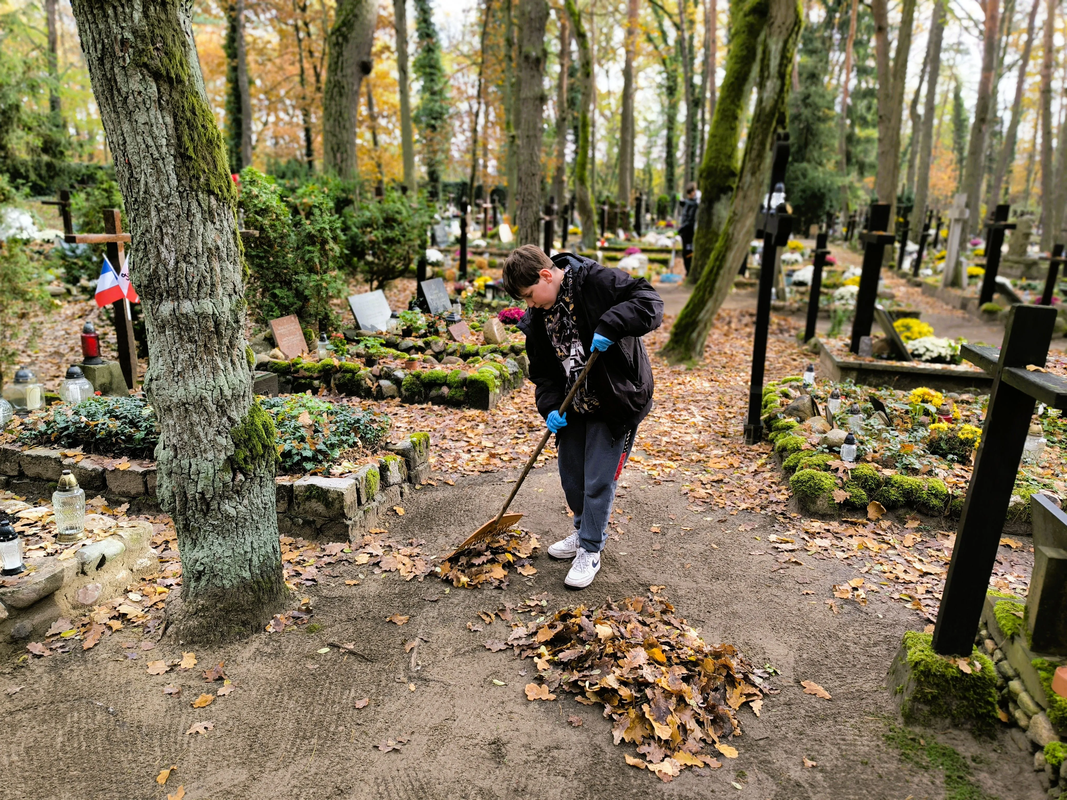 Sprzątanie cmentarza