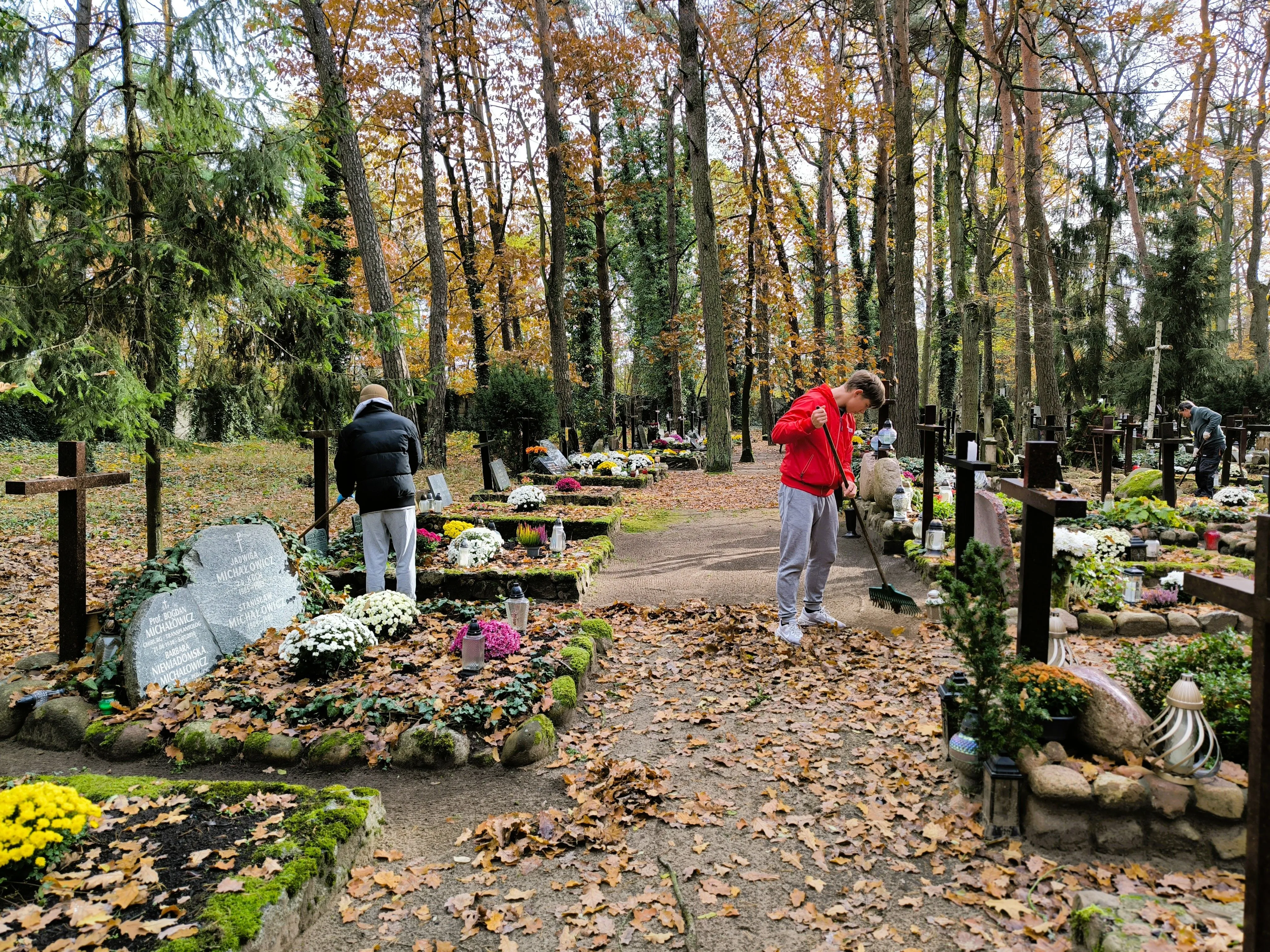 Sprzątanie cmentarza