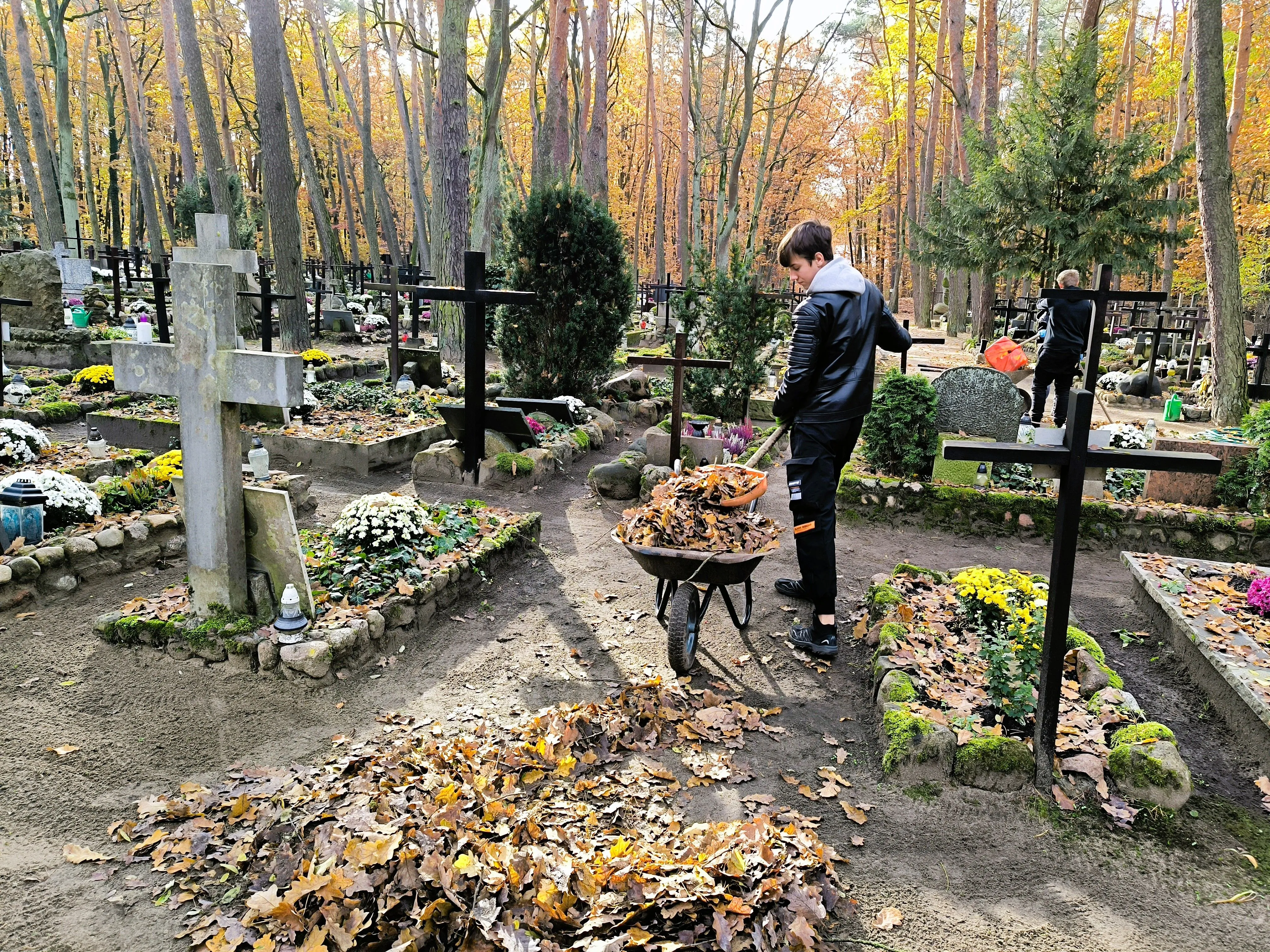 Sprzątanie cmentarza