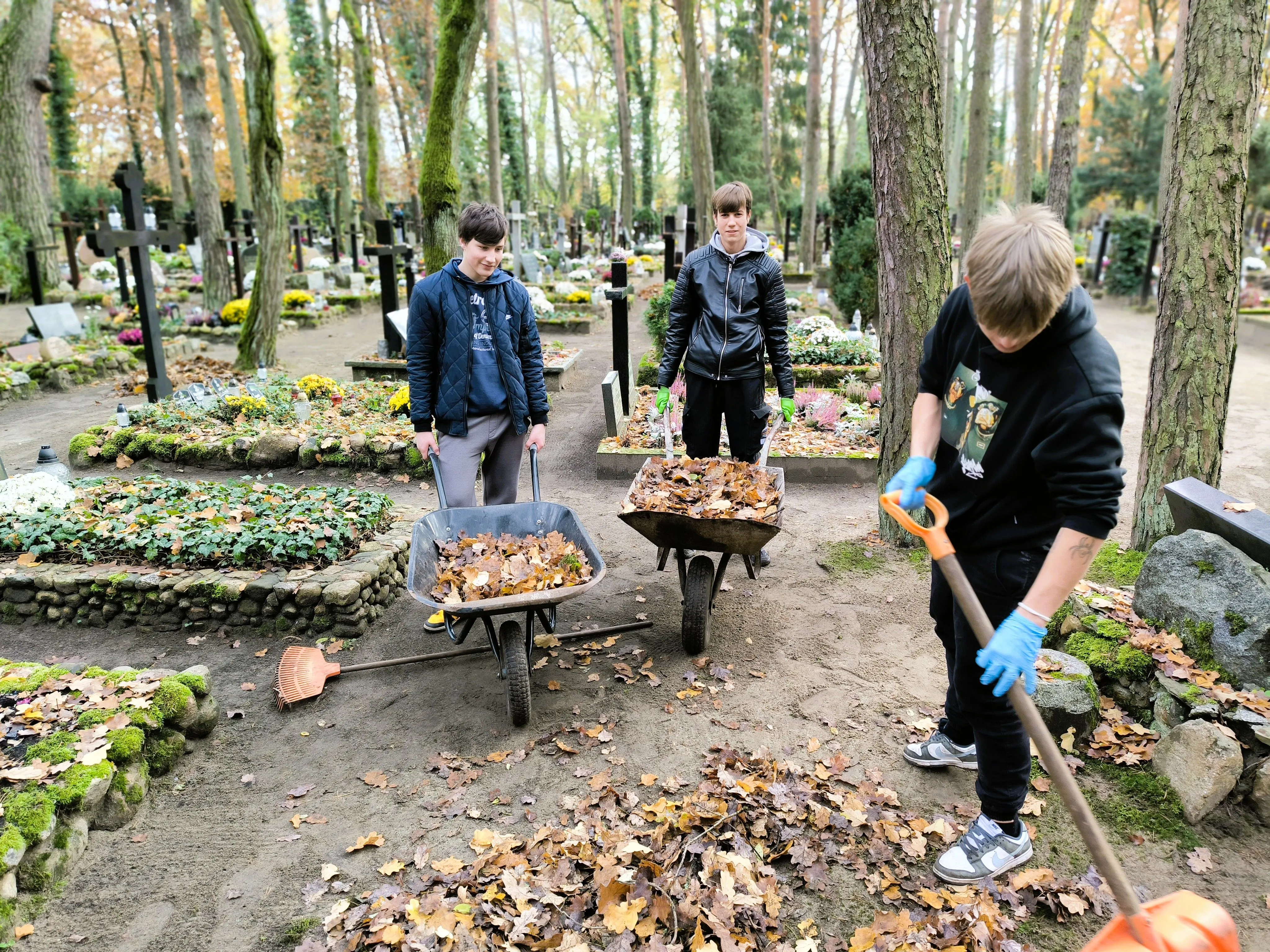 Sprzątanie cmentarza