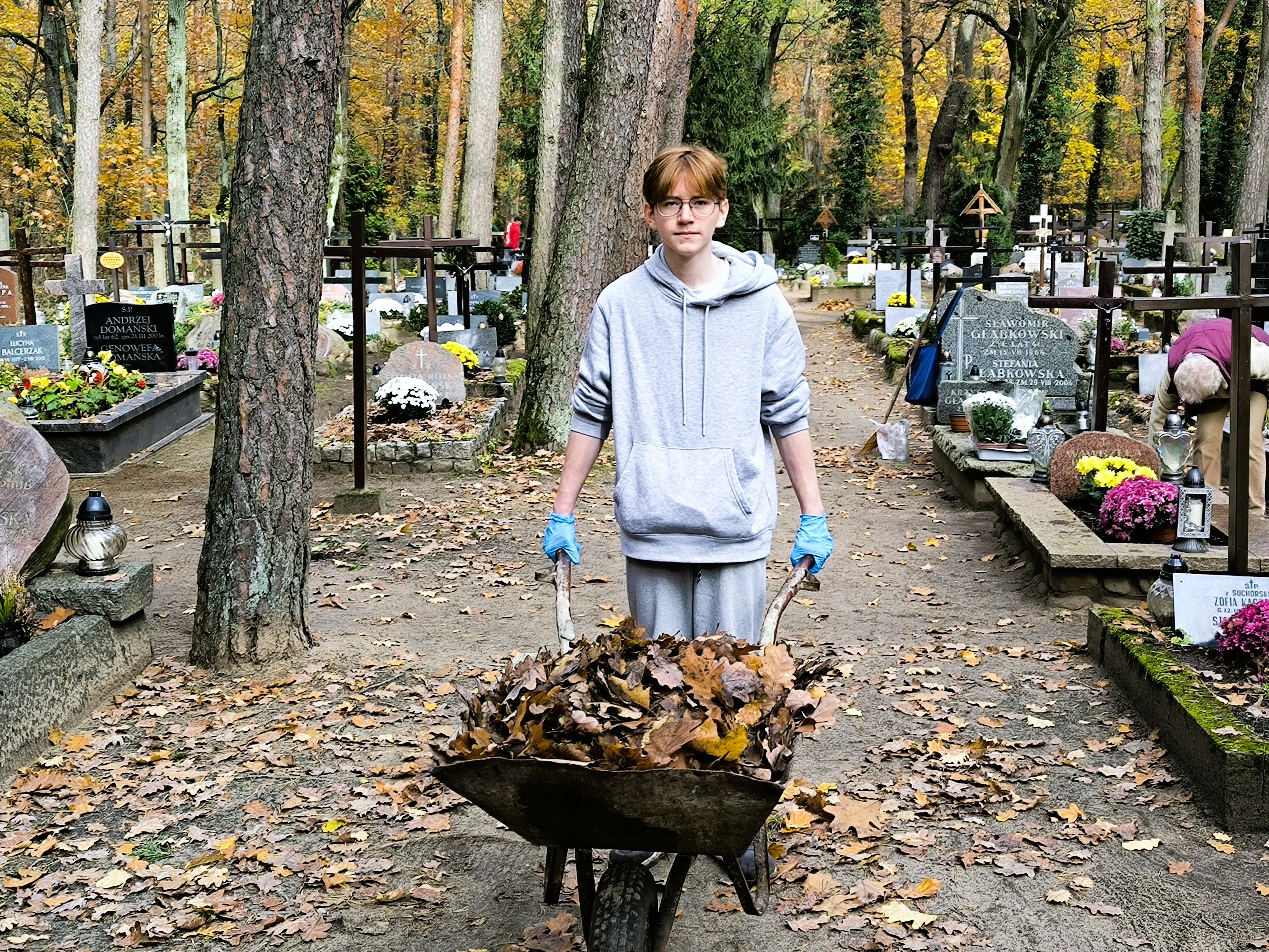 Sprzątanie cmentarza